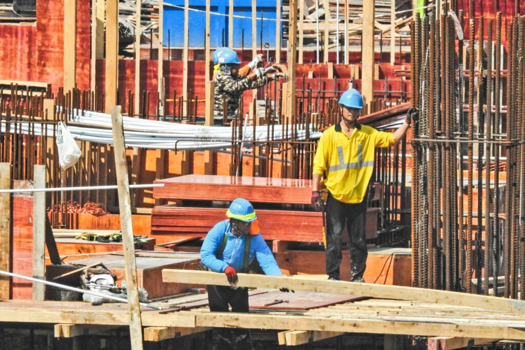 Ouvriers sur un chantier de construction actif.