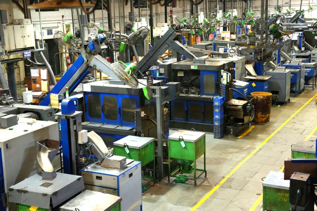Intérieur d'une usine avec machines industrielles.